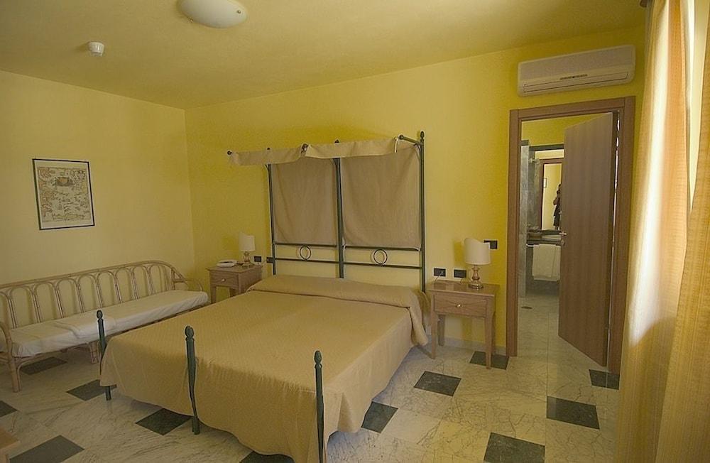 Marina Del Marchese Beach Resort Botricello Exterior foto